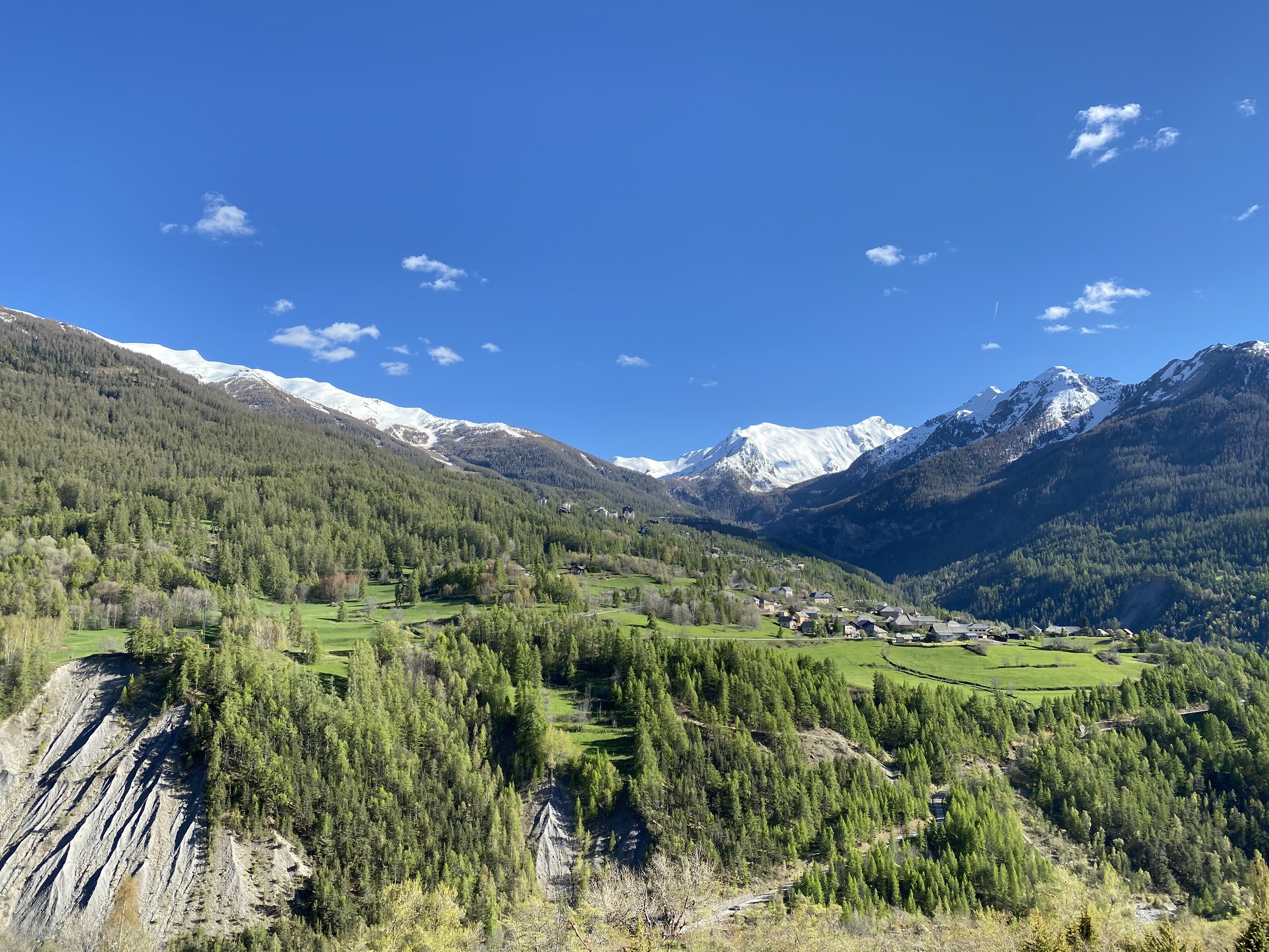 Vue sur le Hameau du Mélezet et de la Station des Orres au Printemps 2021 Vue sur le Hameau du Mélezet et de la Station des Orres au Printemps 2021